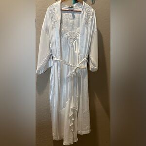 Vintage Alexandra Nicole Lace Embroidered beaded lingerie nightgown w/ robe